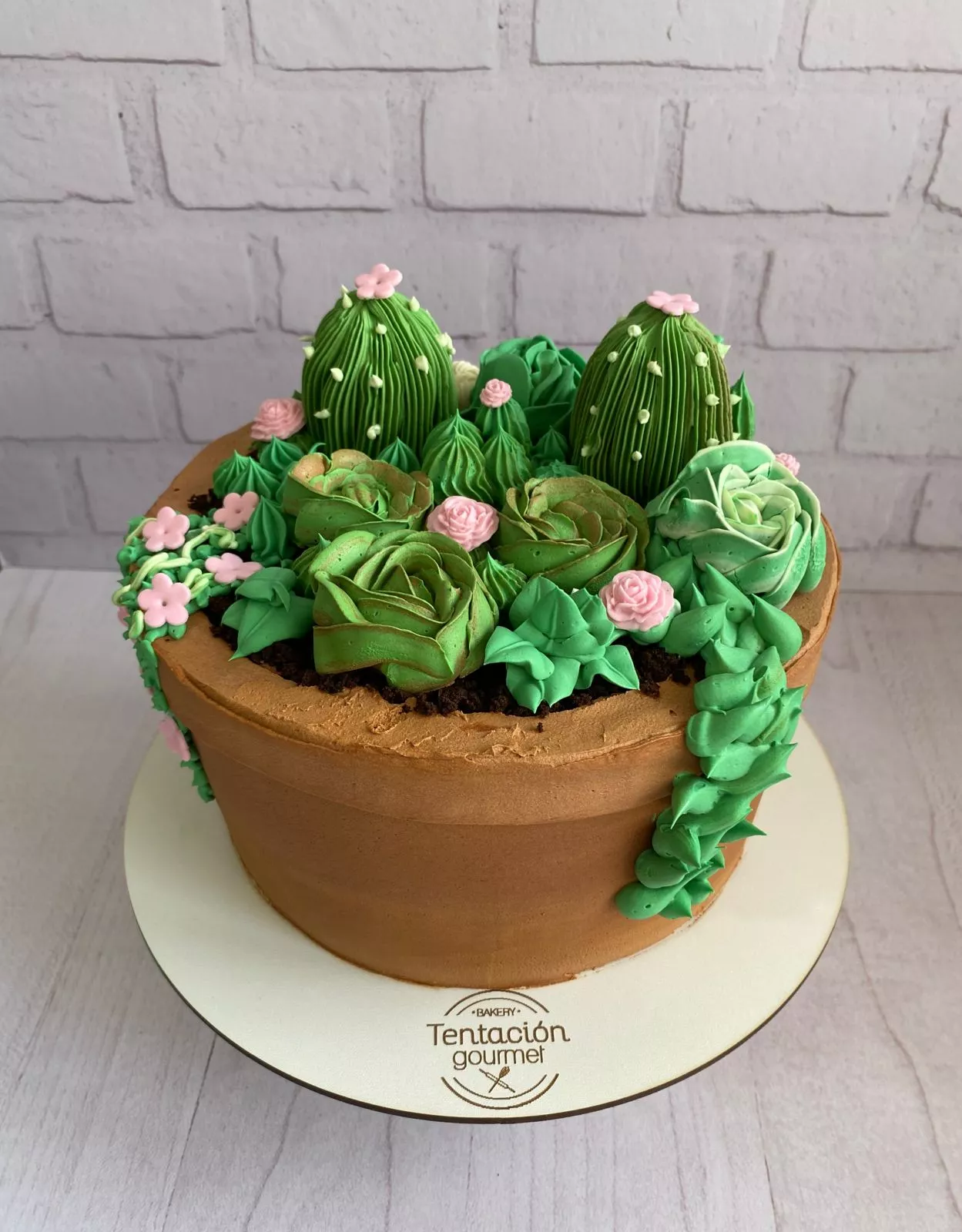 Torta decorada con cactus y suculentas color verde