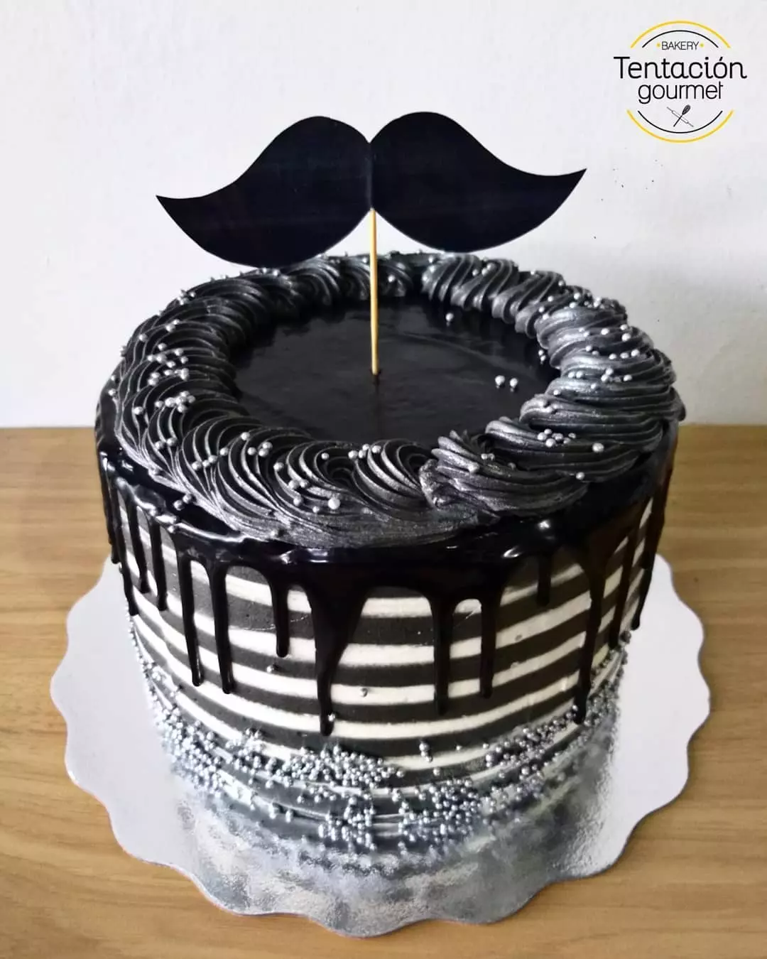 Torta personalizada decoración mustacho en color negro para 12 personas